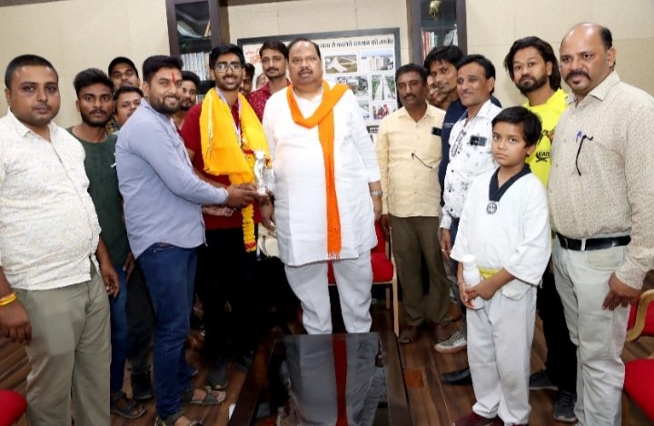 अंतरराष्ट्रीय स्तर पर रतलाम का नाम रोशन करने वाले खिलाड़ियों का विधायक चेतन्य काश्यप ने किया स्वागत अंतरराष्ट्रीय स्तर पर रतलाम का नाम रोशन करने वाले खिलाड़ियों का विधायक चेतन्य काश्यप ने किया स्वागत