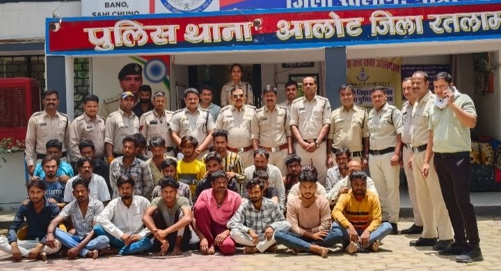 रतलाम: पुलिस की दबिश-जुआ खेलते 25 लोग गिरफ्तार, कई आदतन अपराधी भी आए पुलिस के हाथ रतलाम: पुलिस की दबिश-जुआ खेलते 25 लोग गिरफ्तार, कई आदतन अपराधी भी आए पुलिस के हाथ