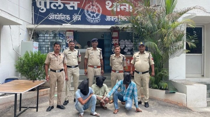 रतलाम पुलिस को मिली सफलता- 10 लाख से अधिक की लूट की वारदात करने वाले तीन बदमाश 24 घंटे में गिरफ्तार रतलाम पुलिस को मिली सफलता- 10 लाख से अधिक की लूट की वारदात करने वाले तीन बदमाश 24 घंटे में गिरफ्तार