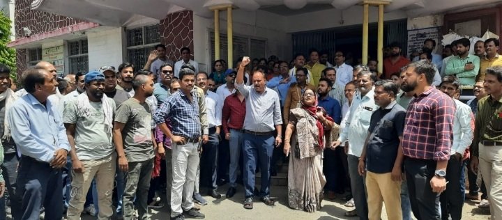 रतलाम: पार्षद द्वारा निगमकर्मी के साथ मारपीट, काम बंद कर निगम कर्मचारियों ने किया प्रदर्शन,FIR दर्ज कराने थाने पहुंचे रतलाम: पार्षद द्वारा निगमकर्मी के साथ मारपीट, काम बंद कर निगम कर्मचारियों ने किया प्रदर्शन,FIR दर्ज कराने थाने पहुंचे