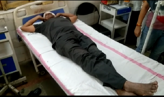रतलाम: गाड़ी ठीक से चलाने की समझाइश दी तो युवक ने बुजुर्ग के साथ की मारपीट, अस्पताल में भर्ती, वीडियो हुआ वायरल रतलाम: गाड़ी ठीक से चलाने की समझाइश दी तो युवक ने बुजुर्ग के साथ की मारपीट, अस्पताल में भर्ती, वीडियो हुआ वायरल
