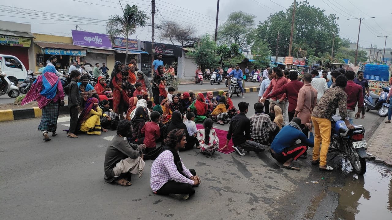 रतलाम: युवक ने फांसी लगाकर की आत्महत्या, कार्रवाई की मांग को लेकर परिजनों का थाने के सामने शव रखकर प्रदर्शन रतलाम: युवक ने फांसी लगाकर की आत्महत्या, कार्रवाई की मांग को लेकर परिजनों का थाने के सामने शव रखकर प्रदर्शन