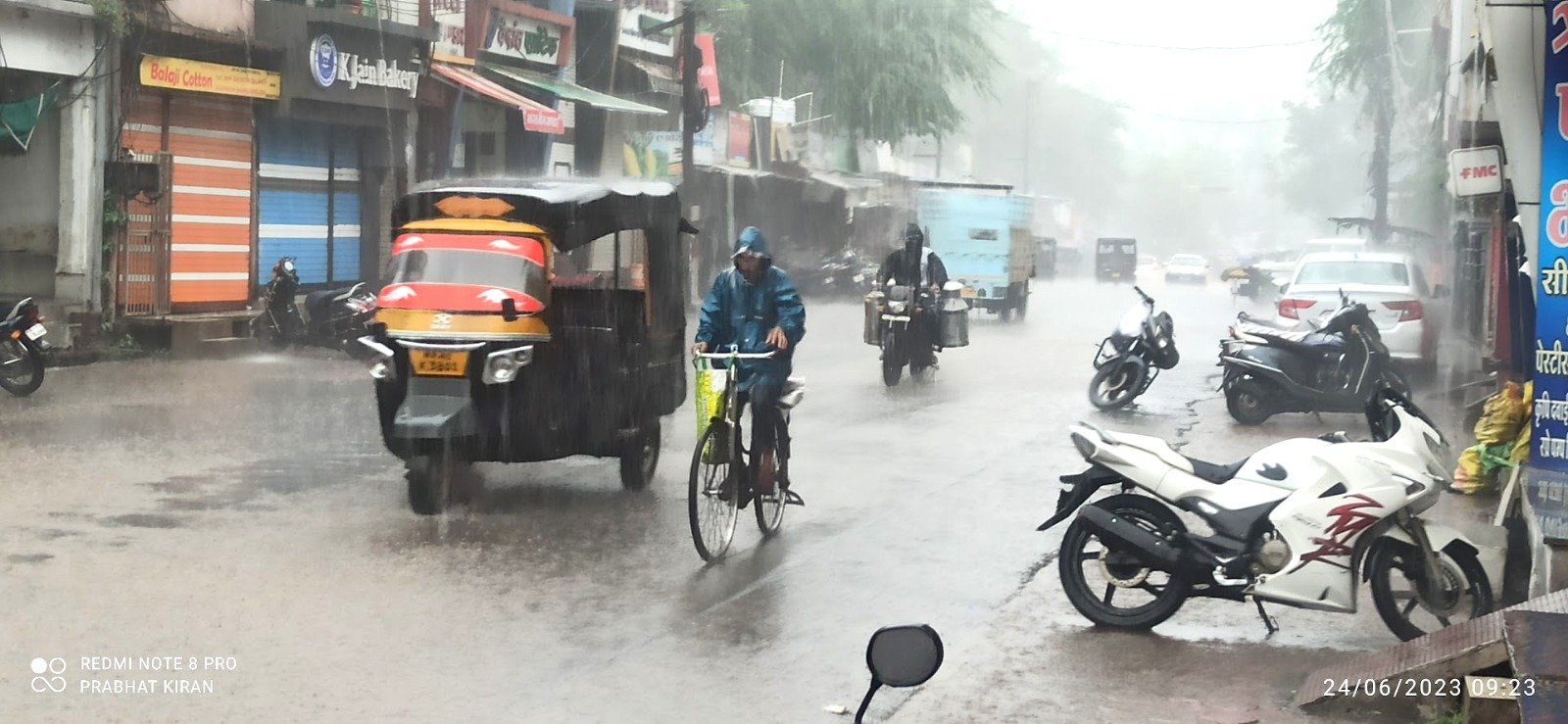 रतलाम में सुबह तेज बारिश,नालियां जाम-पानी सडक़ों पर, रिमझिम का क्रम जारी, डोसी गांव में ट्राला फंसने से बस यात्री हुए परेशान रतलाम में सुबह तेज बारिश,नालियां जाम-पानी सडक़ों पर, रिमझिम का क्रम जारी, डोसी गांव में ट्राला फंसने से बस यात्री हुए परेशान