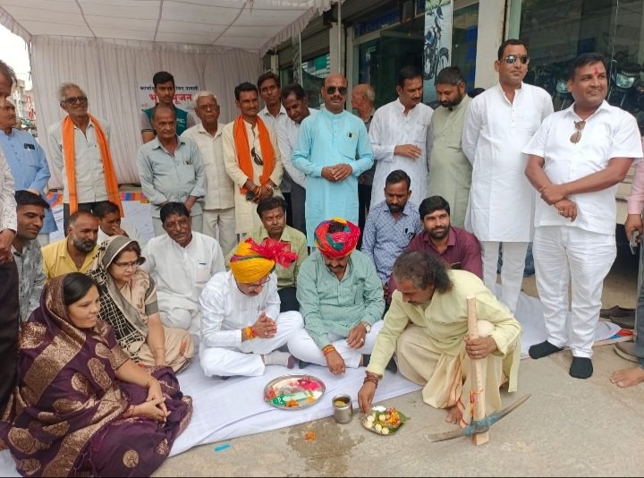 रतलाम: 31 लाख की राशि से बनने वाले फोरलेन और डामर रोड का विधायक दिलीप मकवाना ने किया भूमि पूजन रतलाम: 31 लाख की राशि से बनने वाले फोरलेन और डामर रोड का विधायक दिलीप मकवाना ने किया भूमि पूजन