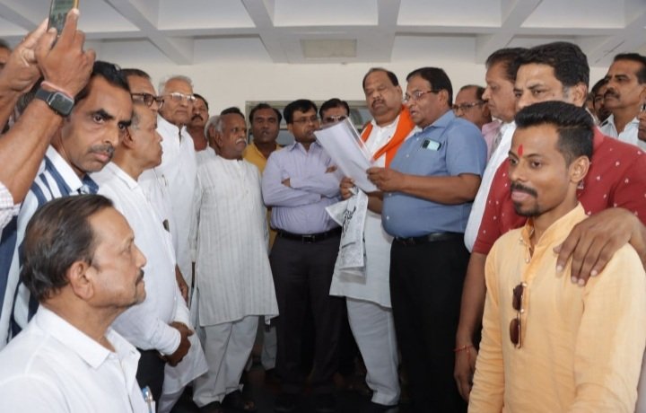 रतलाम: थांदला में जैन संत के साथ अशोभनीय घटना पर सकल जैन श्रीसंघ ने गृहमंत्री के नाम ज्ञापन सौंपा, विधायक चेतन्य काश्यप और पूर्व मंत्री हिम्मत कोठारी की उपस्थिति में कड़ी कार्यवाही की मांग रतलाम: थांदला में जैन संत के साथ अशोभनीय घटना पर सकल जैन श्रीसंघ ने गृहमंत्री के नाम ज्ञापन सौंपा, विधायक चेतन्य काश्यप और पूर्व मंत्री हिम्मत कोठारी की उपस्थिति में कड़ी कार्यवाही की मांग