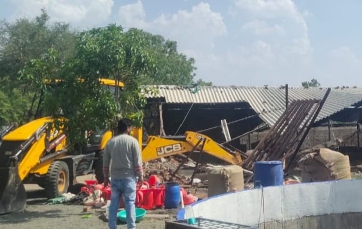 रतलाम: पिपलोदा थाना क्षेत्र के ग्राम बोरखेड़ा में हुए गोलीकांड के आरोपी का अवैध अतिक्रमण हटाया, आधी रात तक मौके पर मौजूद रहे कलेक्टर और एसपी रतलाम: पिपलोदा थाना क्षेत्र के ग्राम बोरखेड़ा में हुए गोलीकांड के आरोपी का अवैध अतिक्रमण हटाया, आधी रात तक मौके पर मौजूद रहे कलेक्टर और एसपी