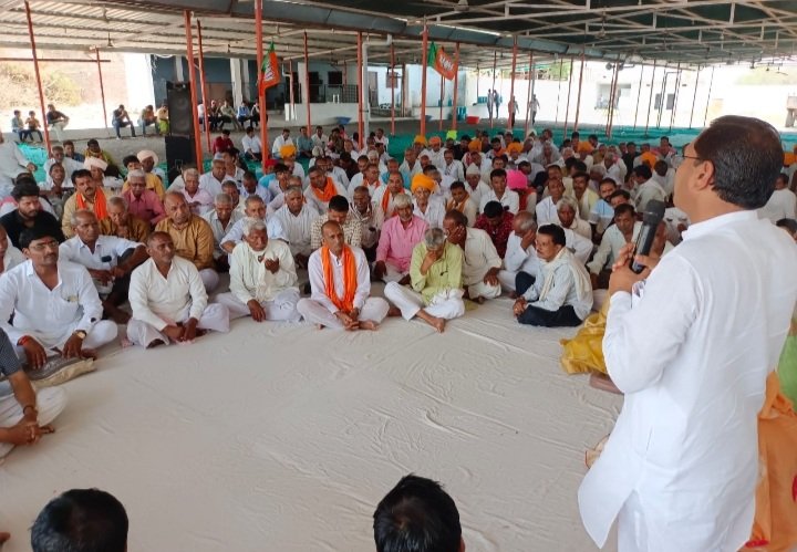 रतलाम: विधायक दिलीप मकवाना ने जनसंघ से जुड़े कार्यकर्ताओं का सम्मान कर लिया आशीर्वाद, महा जनसंपर्क अभियान के तहत ग्रामीण विधानसभा के ग्राम बाजनखेड़ा में कार्यकर्ताओं के साथ किया भोजन रतलाम: विधायक दिलीप मकवाना ने जनसंघ से जुड़े कार्यकर्ताओं का सम्मान कर लिया आशीर्वाद, महा जनसंपर्क अभियान के तहत ग्रामीण विधानसभा के ग्राम बाजनखेड़ा में कार्यकर्ताओं के साथ किया भोजन