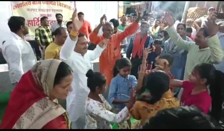 अभी तो लाडली बहनों को 1 हजार रूपए देने से शुरुआत हुई है आगे जाकर इसे बढ़ाकर 3 हजार रुपए तक तक किया जाएगा – मुख्यमंत्री श्री शिवराज सिंह चौहान,अब 21 साल की बेटी को भी लाडली बहना योजना का लाभ दिया जाएगा अभी तो लाडली बहनों को 1 हजार रूपए देने से शुरुआत हुई है आगे जाकर इसे बढ़ाकर 3 हजार रुपए तक तक किया जाएगा – मुख्यमंत्री श्री शिवराज सिंह चौहान,अब 21 साल की बेटी को भी लाडली बहना योजना का लाभ दिया जाएगा