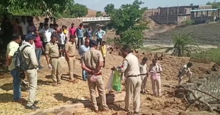 रतलाम: युवक का शव मिला, हत्या की आशंका, घटनास्थल से मिली शराब की बोतले, पुलिस जांच में जुटी रतलाम: युवक का शव मिला, हत्या की आशंका, घटनास्थल से मिली शराब की बोतले, पुलिस जांच में जुटी