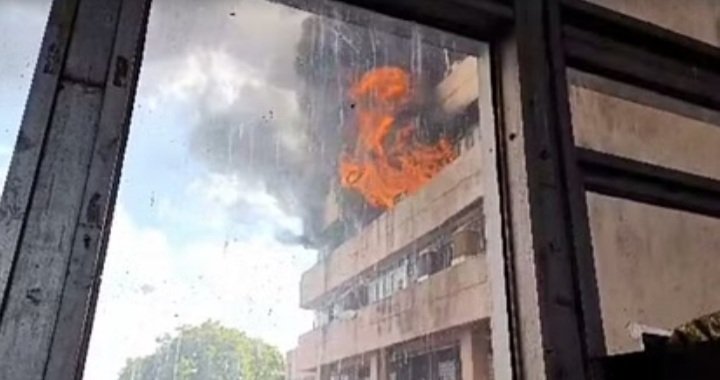 भोपाल के सतपुड़ा भवन में आग लगी, 30 से ज्यादा एसी में ब्लास्ट, आग बुझाने की कोशिश जारी,CM शिवराज सिंह कर रहे मॉनिटरिंग, सेना ने संभाला मोर्चा भोपाल के सतपुड़ा भवन में आग लगी, 30 से ज्यादा एसी में ब्लास्ट, आग बुझाने की कोशिश जारी,CM शिवराज सिंह कर रहे मॉनिटरिंग, सेना ने संभाला मोर्चा
