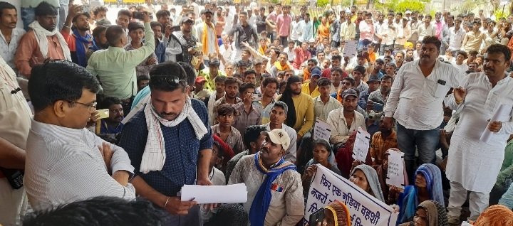 रतलाम: कलेक्टर कार्यालय में धरना प्रदर्शन, कलेक्टर को सौंपा ज्ञापन, दुष्कर्म के आरोपी के घर बुलडोजर चलाने की मांग रतलाम: कलेक्टर कार्यालय में धरना प्रदर्शन, कलेक्टर को सौंपा ज्ञापन, दुष्कर्म के आरोपी के घर बुलडोजर चलाने की मांग