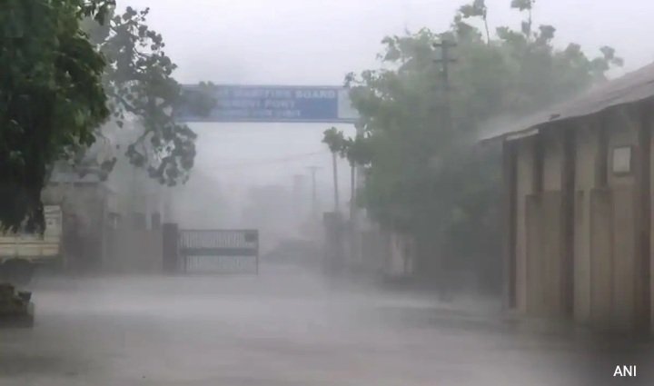 Cyclone Biparjoy: गुजरात में तबाही के निशान छोड़ राजस्थान की ओर बढ़ा बिपरजॉय, 900 गांवों की बिजली गुल Cyclone Biparjoy: गुजरात में तबाही के निशान छोड़ राजस्थान की ओर बढ़ा बिपरजॉय, 900 गांवों की बिजली गुल