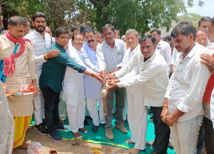 रतलाम: ग्रामीण अंचल में विकास कार्यों की श्रंखला-7 करोड़ 77 लाख की लागत से रोजड़का से सेवरिया तक डामर सड़क का विधायक दिलीप मकवाना ने किया भूमि पूजन रतलाम: ग्रामीण अंचल में विकास कार्यों की श्रंखला-7 करोड़ 77 लाख की लागत से रोजड़का से सेवरिया तक डामर सड़क का विधायक दिलीप मकवाना ने किया भूमि पूजन