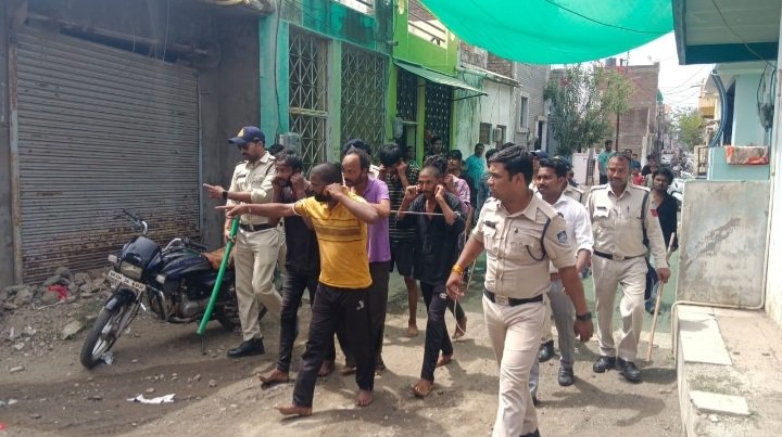 रतलाम: हफ्ता वसुली और जान से मारने का प्रयास करने वाले आरोपियों को किया गिरफ्तार,निकाला जुलूस रतलाम: हफ्ता वसुली और जान से मारने का प्रयास करने वाले आरोपियों को किया गिरफ्तार,निकाला जुलूस