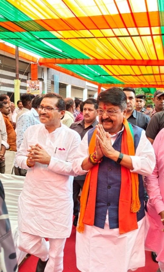 रतलाम: काजल की कोठरी में बैठकर भी बेदाग है विधायक दिलीप मकवाना – राष्ट्रीय महासचिव कैलाश विजयवर्गीय, महाजनसंपर्क अभियान के निमित्त ग्राम तीतरी में अयोजित हुआ लाभार्थी सम्मेलन, हजारों की संख्या में हितग्राही हुए शामिल रतलाम: काजल की कोठरी में बैठकर भी बेदाग है विधायक दिलीप मकवाना – राष्ट्रीय महासचिव कैलाश विजयवर्गीय, महाजनसंपर्क अभियान के निमित्त ग्राम तीतरी में अयोजित हुआ लाभार्थी सम्मेलन, हजारों की संख्या में हितग्राही हुए शामिल