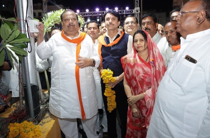 शहर विधायक चेतन्य काश्यप ने कहा-वृक्षों को पल्लवित करने का दायित्व शहर की जनता उठाए ,- आनंद उत्सव के साथ शास्त्री नगर सिटी फोरलेन व सेंट्रल लाइटिंग का लोकार्पण शहर विधायक चेतन्य काश्यप ने कहा-वृक्षों को पल्लवित करने का दायित्व शहर की जनता उठाए ,- आनंद उत्सव के साथ शास्त्री नगर सिटी फोरलेन व सेंट्रल लाइटिंग का लोकार्पण
