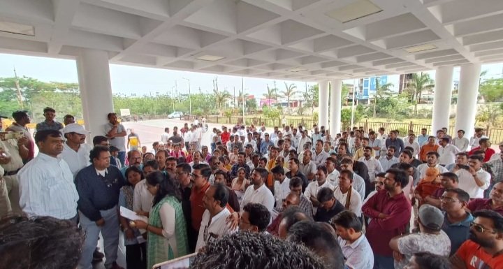 रतलाम: अपनी मांगों को लेकर जिले के पटवारियों ने की आवाज बुलंद, रैली निकालकर मुख्यमंत्री के नाम सौंपा ज्ञापन रतलाम: अपनी मांगों को लेकर जिले के पटवारियों ने की आवाज बुलंद, रैली निकालकर मुख्यमंत्री के नाम सौंपा ज्ञापन