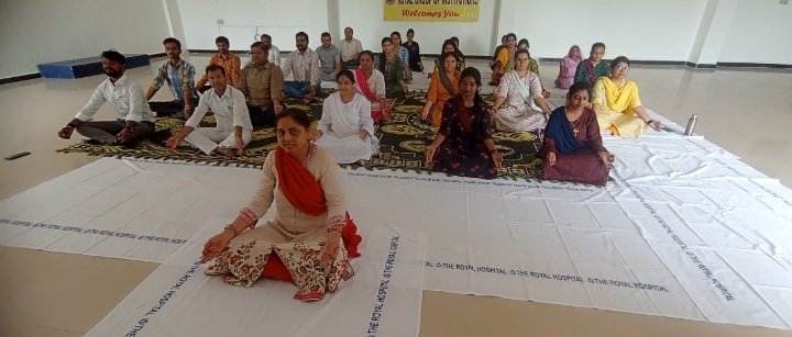 रतलाम: रॉयल कॉलेज में मनाया अंतर्राष्ट्रीय योग दिवस,योग भगाए रोग रखे निरोग – डॉ. अरोड़ा रतलाम: रॉयल कॉलेज में मनाया अंतर्राष्ट्रीय योग दिवस,योग भगाए रोग रखे निरोग – डॉ. अरोड़ा