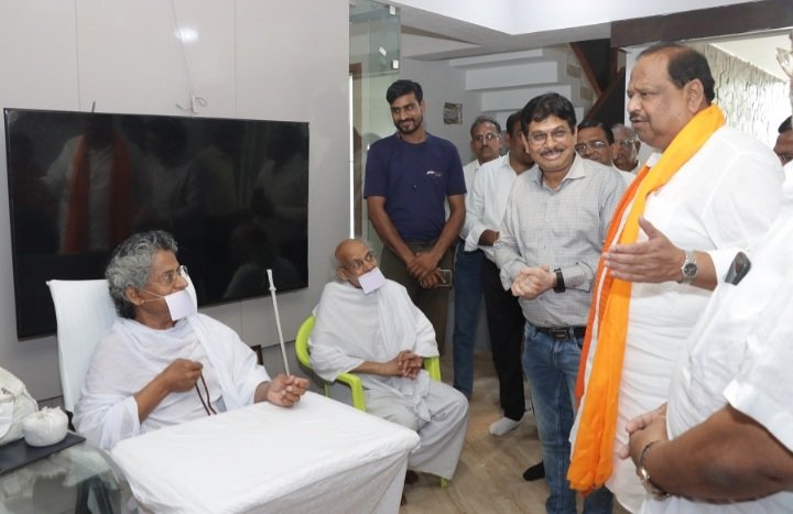 रतलाम: विधायक श्री काश्यप ने उप प्रवर्तक श्री अरूणमुनिजी म.सा. से लिया आशीर्वाद रतलाम: विधायक श्री काश्यप ने उप प्रवर्तक श्री अरूणमुनिजी म.सा. से लिया आशीर्वाद