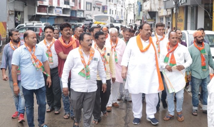 रतलाम: विधायक चेतन्य काश्यप ने वार्ड क्रमांक 32 में घर-घर पहुंचकर किया महासंपर्क,भाजपा के पूर्व जिलाध्यक्ष के निवास पर पहुंचकर जानी कुशलक्षेम रतलाम: विधायक चेतन्य काश्यप ने वार्ड क्रमांक 32 में घर-घर पहुंचकर किया महासंपर्क,भाजपा के पूर्व जिलाध्यक्ष के निवास पर पहुंचकर जानी कुशलक्षेम