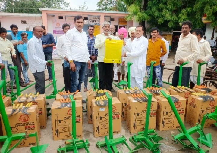 रतलाम: विधायक दिलीप मकवाना ने बांटे कृषकों को कृषि यंत्र-, निःशुल्क कृषि यंत्र योजना के तहत ग्राम ढिकवा में किया वितरण रतलाम: विधायक दिलीप मकवाना ने बांटे कृषकों को कृषि यंत्र-, निःशुल्क कृषि यंत्र योजना के तहत ग्राम ढिकवा में किया वितरण