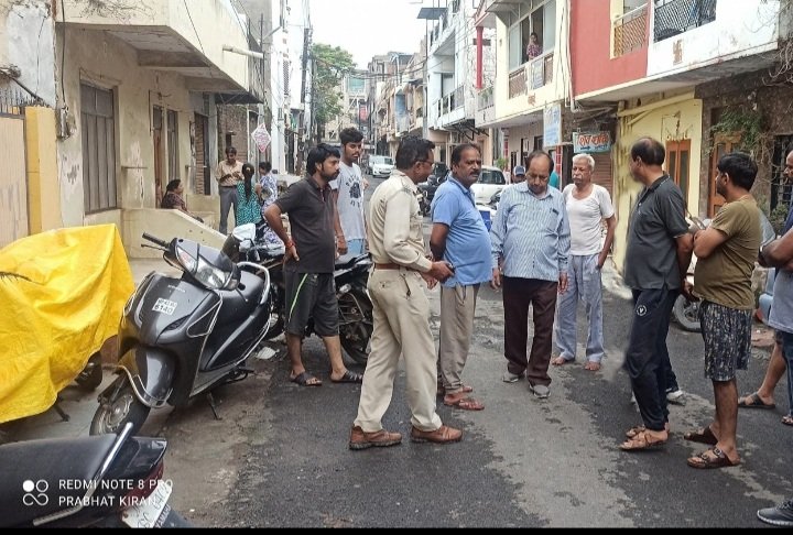 रतलाम: कार वाले चोर!- दो बत्ती क्षेत्र में चोरी की बड़ी वारदात, कार में आए बदमाशों ने लाखों रुपए नगद एवं आभूषणों पर किया हाथ साफ, दिन और रात में दिखी संदिग्ध कार, रेकी कर दिया वारदात को अंजाम रतलाम: कार वाले चोर!- दो बत्ती क्षेत्र में चोरी की बड़ी वारदात, कार में आए बदमाशों ने लाखों रुपए नगद एवं आभूषणों पर किया हाथ साफ, दिन और रात में दिखी संदिग्ध कार, रेकी कर दिया वारदात को अंजाम