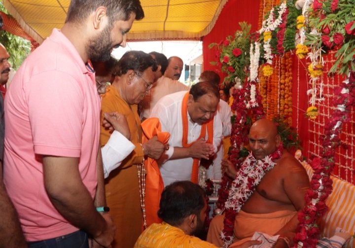 रतलाम: विधायक चेतन्य काश्यप ने नित्यानन्द आश्रम में की गुरू पूजा रतलाम: विधायक चेतन्य काश्यप ने नित्यानन्द आश्रम में की गुरू पूजा