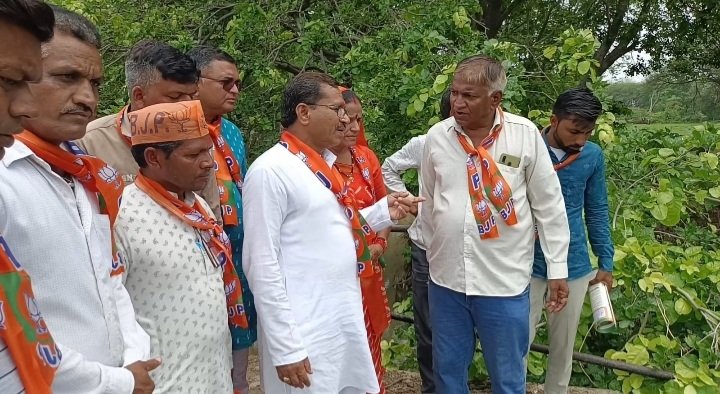 रतलाम: दंतोड़िया में क्षतिग्रस्त पुलिया का विधायक दिलीप मकवाना ने लिया जायजा- ग्रामीणों की परेशानी को देख अधिकारियों को दिए व्यवस्था बनाने के निर्देश, मुख्यमंत्री को लिखा पत्र रतलाम: दंतोड़िया में क्षतिग्रस्त पुलिया का विधायक दिलीप मकवाना ने लिया जायजा- ग्रामीणों की परेशानी को देख अधिकारियों को दिए व्यवस्था बनाने के निर्देश, मुख्यमंत्री को लिखा पत्र