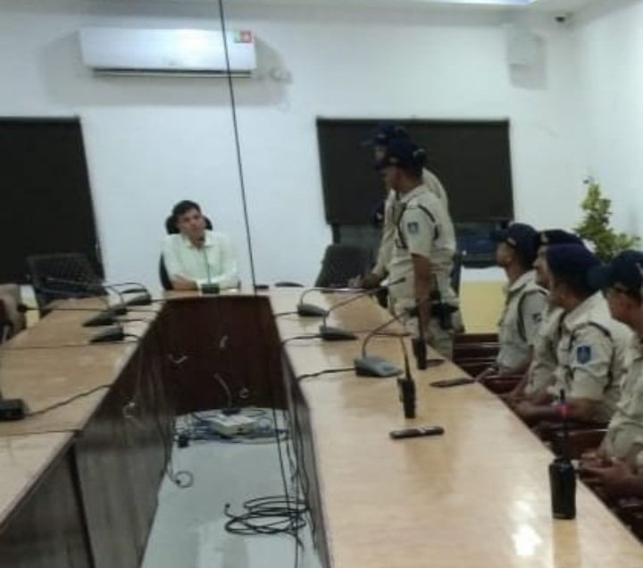 रतलाम : एक्शन में आए एसपी सिद्धार्थ बहुगुणा, शहर के सभी थानों की चिता पार्टी की बैठक ली, शहर में नशे के कारोबार की सूचना जुटाकर कड़ी कार्यवाही के दिए निर्देश रतलाम : एक्शन में आए एसपी सिद्धार्थ बहुगुणा, शहर के सभी थानों की चिता पार्टी की बैठक ली, शहर में नशे के कारोबार की सूचना जुटाकर कड़ी कार्यवाही के दिए निर्देश