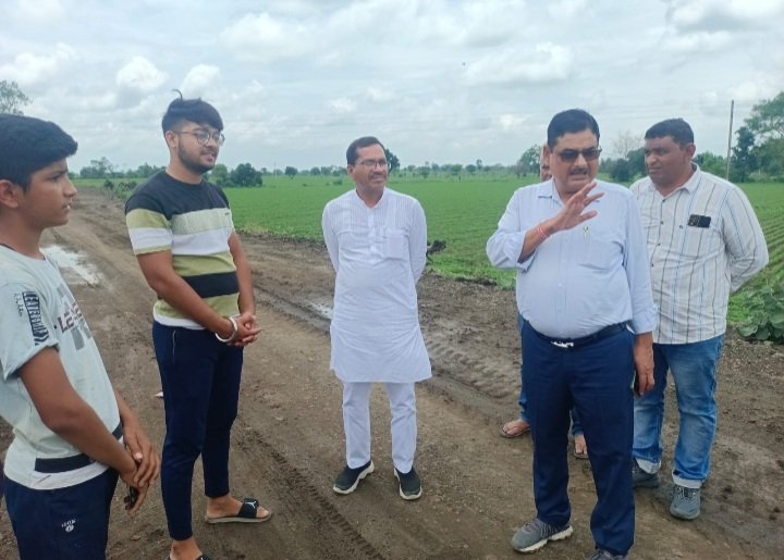 रतलाम: विधायक दिलीप मकवाना ने निर्माणाधीन डामरीकरण सड़क का किया औचक निरीक्षण, ग्रामीणों ने गुणवत्ता पर उठाए सवाल, विधायक श्री मकवाना ने अधिकारी और ठेकेदार को किया तलब, कार्रवाई की चेतावनी रतलाम: विधायक दिलीप मकवाना ने निर्माणाधीन डामरीकरण सड़क का किया औचक निरीक्षण, ग्रामीणों ने गुणवत्ता पर उठाए सवाल, विधायक श्री मकवाना ने अधिकारी और ठेकेदार को किया तलब, कार्रवाई की चेतावनी
