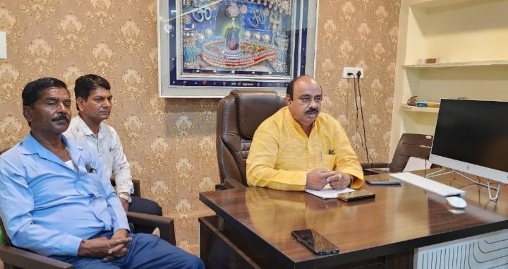 रतलाम: प्रथम सावन सोमवार को 1 हजार श्रद्धालुओं को 12 बसों से उज्जैन महाकालेश्वर की कराई जाएगी यात्रा,- 108 जगह के जल से महाकाल का किया जायेगा अभिषेक रतलाम: प्रथम सावन सोमवार को 1 हजार श्रद्धालुओं को 12 बसों से उज्जैन महाकालेश्वर की कराई जाएगी यात्रा,- 108 जगह के जल से महाकाल का किया जायेगा अभिषेक