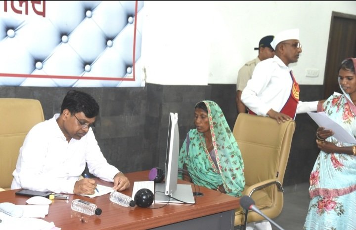 रतलाम: कलेक्टर ने फिर दिखाई संवेदनशीलता,अपनी परेशानी लेकर जनसुनवाई में आई आदिवासी महिला की तत्काल सुनवाई,शासकीय वाहन से घर पहुंचाया रतलाम: कलेक्टर ने फिर दिखाई संवेदनशीलता,अपनी परेशानी लेकर जनसुनवाई में आई आदिवासी महिला की तत्काल सुनवाई,शासकीय वाहन से घर पहुंचाया