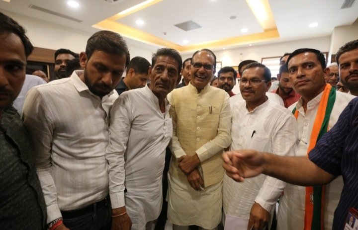 रतलाम:किसानों के हक में मुख्यमंत्री शिवराज सिंह चौहान से मिले विधायक दिलीप मकवाना,- विरुपाक्ष महादेव मंदिर के सौंदर्यीकरण के लिए भी सीएम ने किया आश्वस्त रतलाम:किसानों के हक में मुख्यमंत्री शिवराज सिंह चौहान से मिले विधायक दिलीप मकवाना,- विरुपाक्ष महादेव मंदिर के सौंदर्यीकरण के लिए भी सीएम ने किया आश्वस्त