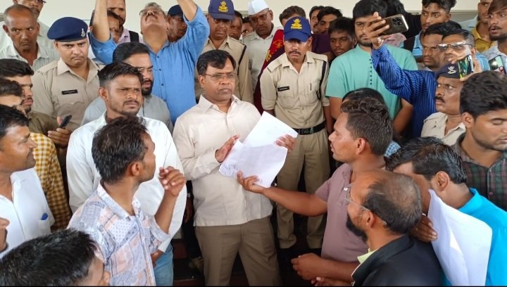 रतलाम: पटवारी भर्ती परीक्षा में धांधली का आरोप लगाते हुए किया प्रदर्शन, जांच की मांग,कलेक्टर को सौंपा ज्ञापन रतलाम: पटवारी भर्ती परीक्षा में धांधली का आरोप लगाते हुए किया प्रदर्शन, जांच की मांग,कलेक्टर को सौंपा ज्ञापन