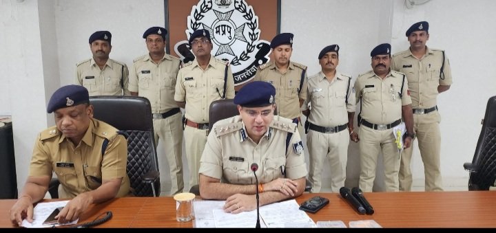 रतलाम: पुलिस को मिली बड़ी सफलता, शातिर चोर गिरोह पुलिस की गिरफ्त में, स्टेशन रोड क्षेत्र में हुई लाखों की चोरी का खुलासा, 200 से अधिक चोरी की वारदातों को अंजाम दे चुका है एक आरोपी, घर पर ताला लगा देख कर देते थे वारदात रतलाम: पुलिस को मिली बड़ी सफलता, शातिर चोर गिरोह पुलिस की गिरफ्त में, स्टेशन रोड क्षेत्र में हुई लाखों की चोरी का खुलासा, 200 से अधिक चोरी की वारदातों को अंजाम दे चुका है एक आरोपी, घर पर ताला लगा देख कर देते थे वारदात