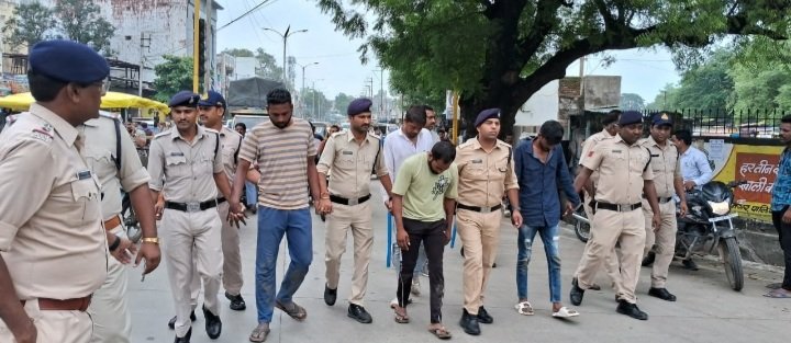 रतलाम: स्टेशन रोड थाना पुलिस द्वारा 06 व्यक्तियों को डकैती की योजना बनाते हुए किया गिरफ्तार, बदमाशो ने गायत्री टाकीज के सामने चाट ठेला वाले पर जानलेवा हमला भी किया था, निकाला जुलूस रतलाम: स्टेशन रोड थाना पुलिस द्वारा 06 व्यक्तियों को डकैती की योजना बनाते हुए किया गिरफ्तार, बदमाशो ने गायत्री टाकीज के सामने चाट ठेला वाले पर जानलेवा हमला भी किया था, निकाला जुलूस