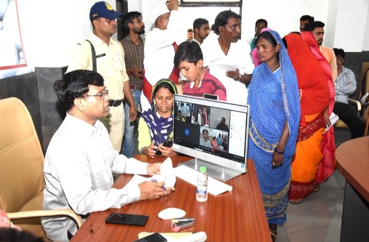 रतलाम: कलेक्टर ने परेशान आवेदकों की भूमि पर से तत्काल कब्जा हटाने की कार्यवाही के लिए निर्देश रतलाम: कलेक्टर ने परेशान आवेदकों की भूमि पर से तत्काल कब्जा हटाने की कार्यवाही के लिए निर्देश