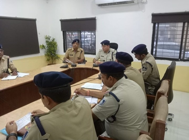 रतलाम पुलिस अब करेगी गुंडों का श्रेणीकरण, 3 से अधिक अपराध वालों की गुंडा फाइलें खुलेगी, एसपी सिद्धार्थ बहुगुणा ने पुलिस अधिकारियों की बैठक लेकर दिए निर्देश रतलाम पुलिस अब करेगी गुंडों का श्रेणीकरण, 3 से अधिक अपराध वालों की गुंडा फाइलें खुलेगी, एसपी सिद्धार्थ बहुगुणा ने पुलिस अधिकारियों की बैठक लेकर दिए निर्देश