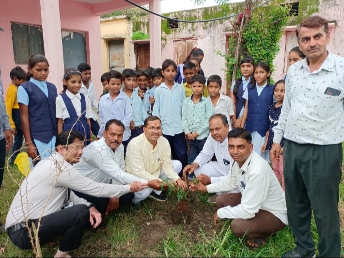 रतलाम: विद्यार्थियों के बीच पहुंचे विधायक दिलीप मकवाना, विभिन्न विषयों पर चर्चा कर किया प्रोत्साहित रतलाम: विद्यार्थियों के बीच पहुंचे विधायक दिलीप मकवाना, विभिन्न विषयों पर चर्चा कर किया प्रोत्साहित