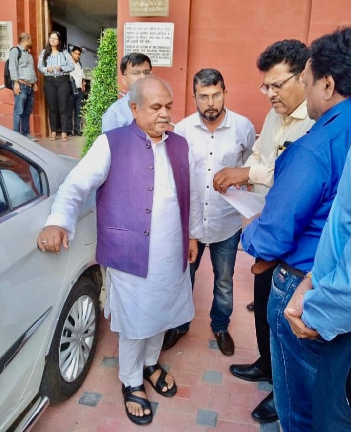 रतलाम: म.प्र. पटवारी संघ पदाधिकारियों के प्रतिनिधि मंडल द्वारा केंद्रिय मंत्री नरेंद्र सिंह तोमर से की गई मुलाकात रतलाम: म.प्र. पटवारी संघ पदाधिकारियों के प्रतिनिधि मंडल द्वारा केंद्रिय मंत्री नरेंद्र सिंह तोमर से की गई मुलाकात