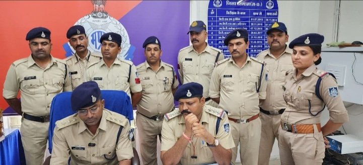 रतलाम: पुलिस ने किया अंधे कत्ल का खुलासा, दो आरोपी गिरफ्तार, मुंह बोली बहन और उसका पति ही निकला आरोपी रतलाम: पुलिस ने किया अंधे कत्ल का खुलासा, दो आरोपी गिरफ्तार, मुंह बोली बहन और उसका पति ही निकला आरोपी