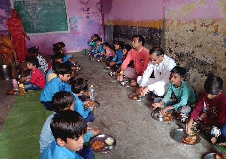 रतलाम: निरीक्षण पर स्कूल पहुंचे विधायक दिलीप मकवाना ने बच्चों के साथ किया भोजन रतलाम: निरीक्षण पर स्कूल पहुंचे विधायक दिलीप मकवाना ने बच्चों के साथ किया भोजन