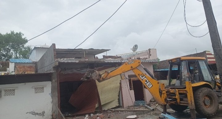 रतलाम: दुकान में नाबालिग से छेड़छाड़ के आरोपी के अवैध निर्माण पर चला पुलिस -प्रशासन का बुलडोजर रतलाम: दुकान में नाबालिग से छेड़छाड़ के आरोपी के अवैध निर्माण पर चला पुलिस -प्रशासन का बुलडोजर