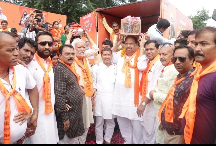 रतलाम: संत रविदास समरसता यात्रा पहुंची रतलाम,संतगणों तथा विधायक चैतन्य काश्यप द्वारा किया गया स्वागत, स्थान- स्थान पर पुष्पवर्षा की गई रतलाम: संत रविदास समरसता यात्रा पहुंची रतलाम,संतगणों तथा विधायक चैतन्य काश्यप द्वारा किया गया स्वागत, स्थान- स्थान पर पुष्पवर्षा की गई