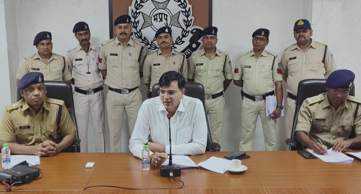 रतलाम: लाखों की चोरी का पर्दाफाश, 6 आरोपी गिरफ्तार, 5 लाख का सामान बरामद रतलाम: लाखों की चोरी का पर्दाफाश, 6 आरोपी गिरफ्तार, 5 लाख का सामान बरामद