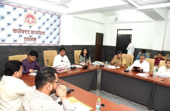 रतलाम: टीएल बैठक में कलेक्टर नरेंद्र सूर्यवंशी ने मेडिकल कॉलेज प्रबंधन से कहा-व्यवस्था को सुधारें, मिल रही है काफी शिकायतें रतलाम: टीएल बैठक में कलेक्टर नरेंद्र सूर्यवंशी ने मेडिकल कॉलेज प्रबंधन से कहा-व्यवस्था को सुधारें, मिल रही है काफी शिकायतें