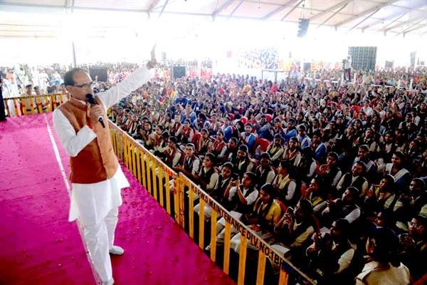 मुख्यमंत्री ने की घोषणा-एमपी बोर्ड के साथ-साथ सीबीएसई के प्रतिभाशाली विद्यार्थियों को भी मिलेंगे लैपटॉप,मुख्यमंत्री ने 78 हजार 641 विद्यार्थियों के खातों में 196 करोड़ की लेपटॉप की राशि अंतरित की मुख्यमंत्री ने की घोषणा-एमपी बोर्ड के साथ-साथ सीबीएसई के प्रतिभाशाली विद्यार्थियों को भी मिलेंगे लैपटॉप,मुख्यमंत्री ने 78 हजार 641 विद्यार्थियों के खातों में 196 करोड़ की लेपटॉप की राशि अंतरित की
