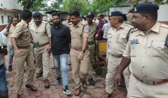 रतलाम: हिंदू नेता राजेश कटारिया पर फायर कर जानलेवा हमले के मामले में 3 आरोपियों को दस-दस वर्ष की सजा,एक को 3 साल की सजा, एक बरी रतलाम: हिंदू नेता राजेश कटारिया पर फायर कर जानलेवा हमले के मामले में 3 आरोपियों को दस-दस वर्ष की सजा,एक को 3 साल की सजा, एक बरी