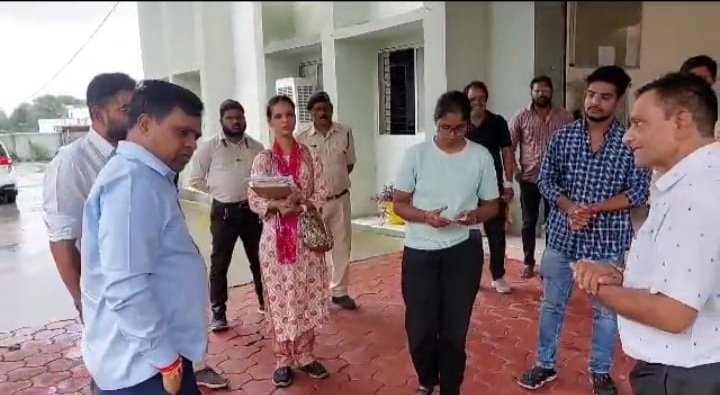 रतलाम: पीड़ित बालिका को मिला त्वरित न्याय-कलेक्टर नरेंद्र सूर्यवंशी ने प्लाट नहीं मिलने पर 10 लाख रुपए से अधिक राशि वापस दिलवाई रतलाम: पीड़ित बालिका को मिला त्वरित न्याय-कलेक्टर नरेंद्र सूर्यवंशी ने प्लाट नहीं मिलने पर 10 लाख रुपए से अधिक राशि वापस दिलवाई