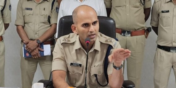 रतलाम: पुलिस को मिली बड़ी सफलता-अंतरराज्यीय चोर गिरोह हथियारों के साथ डकैती की योजना बनाते गिरफ्तार, मुख्य सरगना ने अपने साथियों के साथ 2 माह में ही लूट और चोरी की 10 वारदातों को दे दिया अंजाम, रतलाम सहित कई जिलों में की गई वारदातों का खुलासा रतलाम: पुलिस को मिली बड़ी सफलता-अंतरराज्यीय चोर गिरोह हथियारों के साथ डकैती की योजना बनाते गिरफ्तार, मुख्य सरगना ने अपने साथियों के साथ 2 माह में ही लूट और चोरी की 10 वारदातों को दे दिया अंजाम, रतलाम सहित कई जिलों में की गई वारदातों का खुलासा